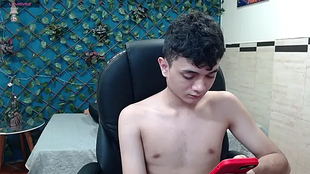 Snapshot of Waturox chatting on September 19, 7:47 pm Waturox online show from September 19, 7:47 pm