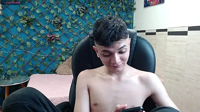 Snapshot of Waturox chatting on November 15, 7:32 pm Waturox online show from November 15, 7:32 pm