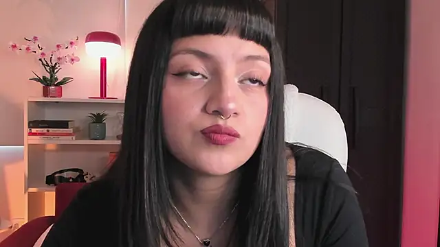 nahiapaws online show from March 5, 9:11 pm