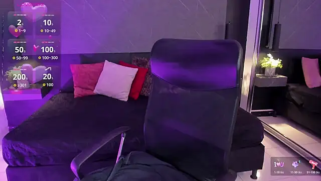 Snapshot of SaraaMills chatting on July 9, 3:54 am SaraaMills online show from July 9, 3:54 am