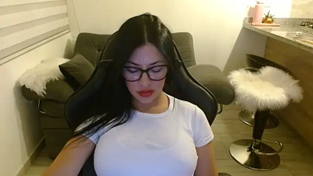 Snapshot of Charlotte_cute18 chatting on April 9, 1:38 am Charlotte cute18 online show from April 9, 1:38 am