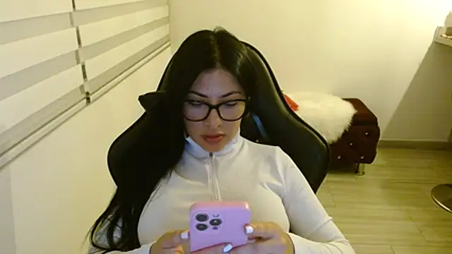 Snapshot of Charlotte_cute18 chatting on May 5, 2:19 am Charlotte cute18 online show from May 5, 2:19 am