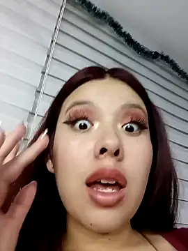 Snapshot of MarielQueenx chatting on December 8, 6:43 am MarielQueenx online show from December 8, 6:43 am
