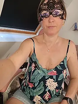 Snapshot of Rose_Libertine chatting on May 22, 7:15 am Rose Libertine online show from May 22, 7:15 am