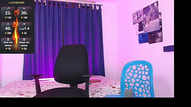 Snapshot of Sanit_Di chatting on March 8, 12:11 am Sanit Di online show from March 8, 12:11 am