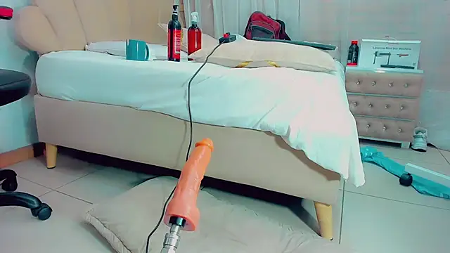 EmilyySaenz online show from March 13, 8:00 pm