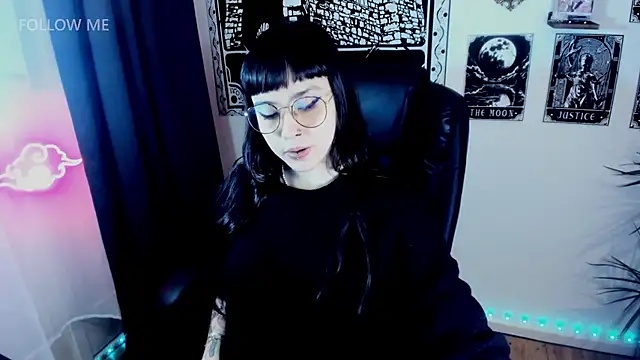 Demongirl6666 online show from December 19, 9:11 pm