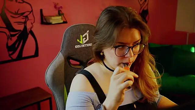 Snapshot of KeytSilvas chatting on December 11, 5:53 am KeytSilvas online show from December 11, 5:53 am