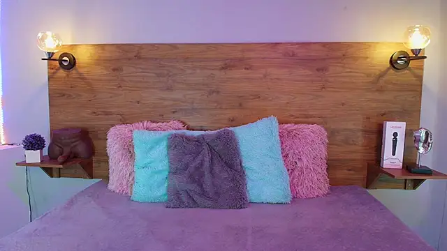 MOLLYWOODD online show from September 25, 1:15 pm