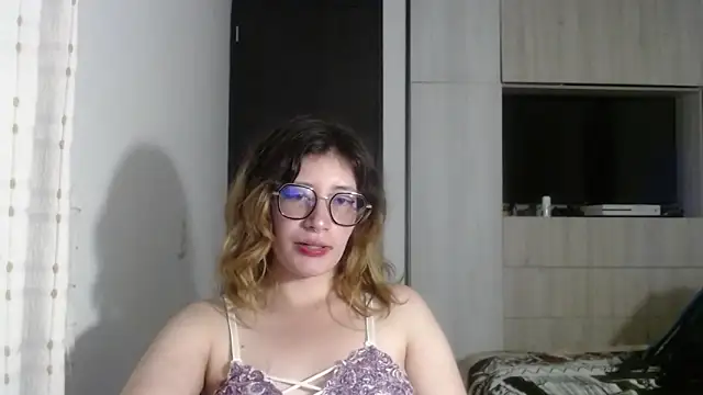 Snapshot of mariana124- chatting on December 21, 6:55 pm mariana124- online show from December 21, 6:55 pm
