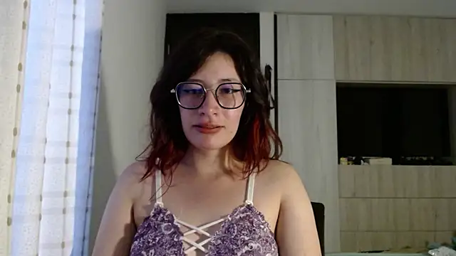 Snapshot of mariana124- chatting on February 10, 10:51 pm mariana124- online show from February 10, 10:51 pm