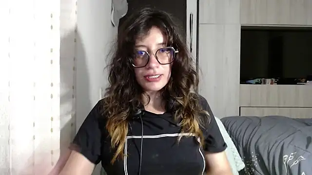 Snapshot of mariana124- chatting on September 18, 1:40 am mariana124- online show from September 18, 1:40 am