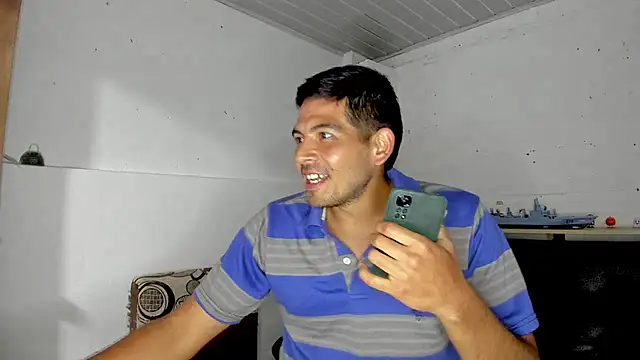 Snapshot of Himoreno25 chatting on January 1, 5:33 am Himoreno25 online show from January 1, 5:33 am