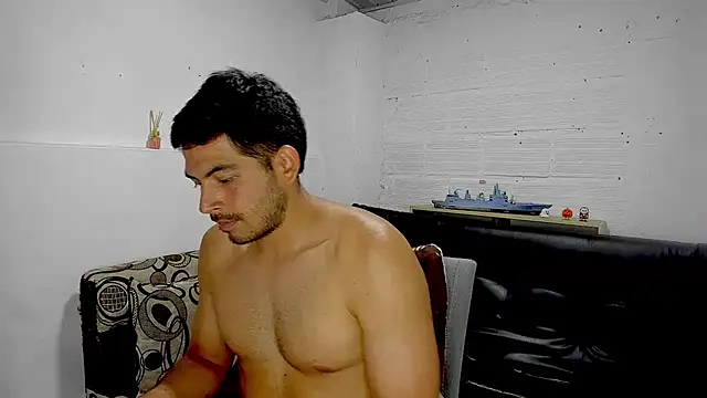 Snapshot of Himoreno25 chatting on February 21, 12:27 am Himoreno25 online show from February 21, 12:27 am