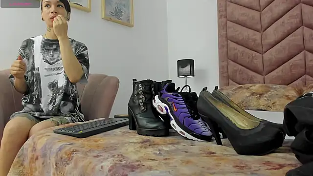 Snapshot of Lady_Godss chatting on December 19, 3:07 am Lady Godss online show from December 19, 3:07 am