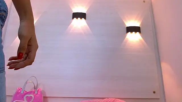 AndreaGil  online show from November 6, 12:50 pm