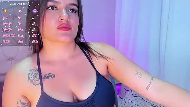 Snapshot of ellarosee_ chatting on December 6, 11:25 pm ellarosee online show from December 6, 11:25 pm