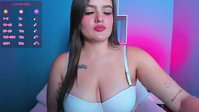 Snapshot of ellarosee_ chatting on February 8, 3:21 pm ellarosee online show from February 8, 3:21 pm