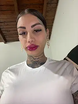 Snapshot of Zaratattoox chatting on June 5, 11:32 pm Zaratattoox online show from June 5, 11:32 pm