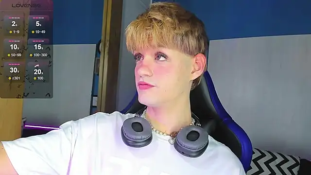 VladHellsing4 online show from October 23, 2:27 pm