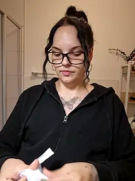 Jujuicy 97 online show from April 4, 8:06 pm