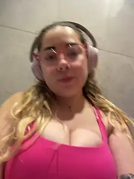 Snapshot of brooklynivy chatting on May 31, 1:25 am brooklynivy online show from May 31, 1:25 am