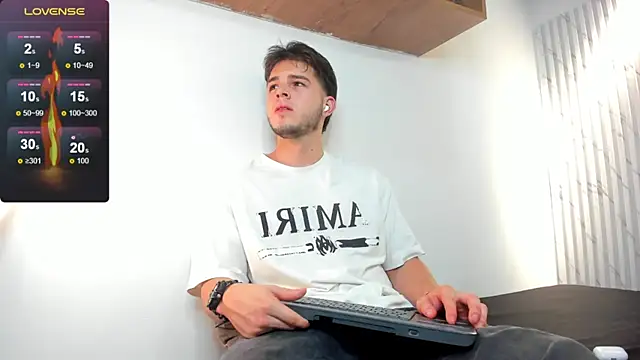 Snapshot of danielclarton1 chatting on January 13, 12:30 am danielclarton1 online show from January 13, 12:30 am
