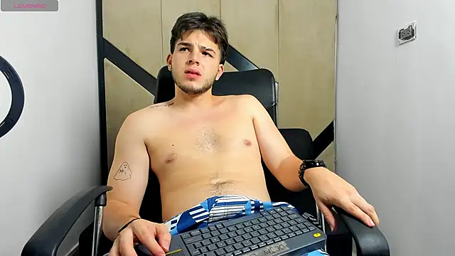 Snapshot of danielclarton1 chatting on January 29, 1:37 am danielclarton1 online show from January 29, 1:37 am