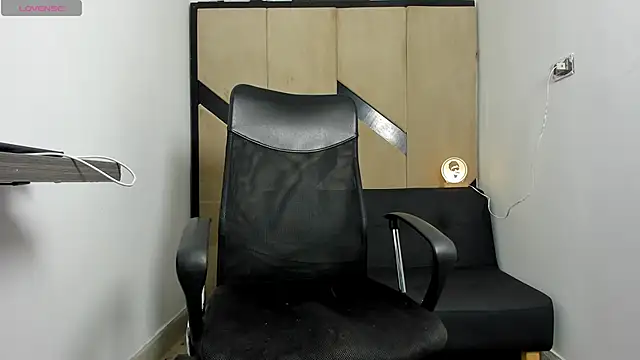Snapshot of danielclarton1 chatting on February 2, 6:37 am danielclarton1 online show from February 2, 6:37 am