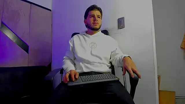 Snapshot of danielclarton1 chatting on October 21, 5:41 am danielclarton1 online show from October 21, 5:41 am