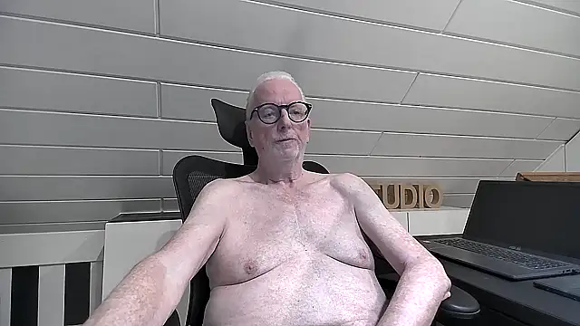 Snapshot of Greyhound70 chatting on January 13, 4:12 pm Greyhound70 online show from January 13, 4:12 pm