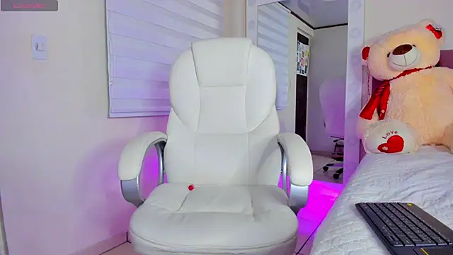 Snapshot of isaa_19 chatting on November 27, 9:33 am isaa 19 online show from November 27, 9:33 am