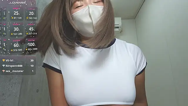 Snapshot of sara__xx__love chatting on October 19, 1:34 pm sara  xx  love online show from October 19, 1:34 pm