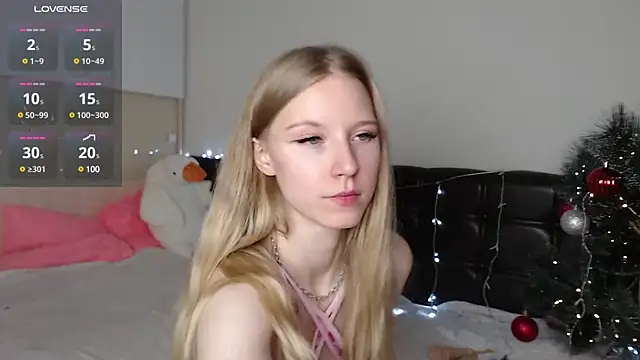 Snapshot of Cutieblondegirl chatting on January 5, 8:10 pm Cutieblondegirl online show from January 5, 8:10 pm