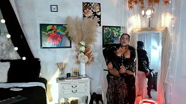 Kyara Queen online show from September 18, 7:05 pm