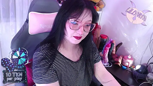 Snapshot of LiloMoon69 chatting on January 8, 8:11 pm LiloMoon69 online show from January 8, 8:11 pm