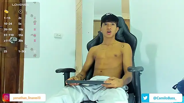 Snapshot of _CamiloBass chatting on December 19, 1:39 am  CamiloBass online show from December 19, 1:39 am