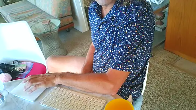 Snapshot of costanza7070 chatting on July 16, 10:27 pm costanza7070 online show from July 16, 10:27 pm