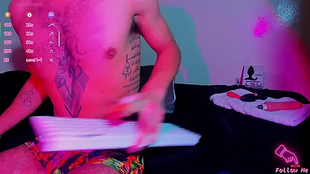 Snapshot of Piggy_Eddy chatting on April 27, 2:26 pm Piggy Eddy online show from April 27, 2:26 pm