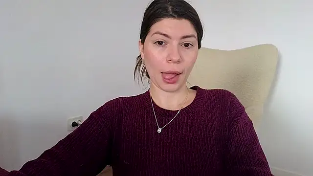 Jullyenn3 online show from February 5, 1:11 pm