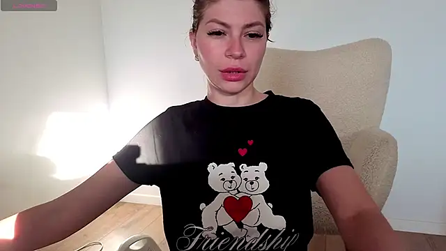 Jullyenn3 online show from May 4, 5:20 pm
