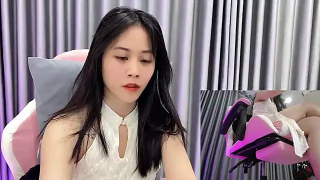 Snapshot of -rosiie- chatting on March 18, 2:25 am -rosiie- online show from March 18, 2:25 am