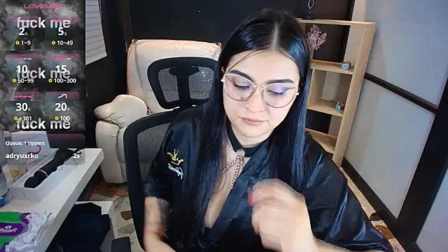 Snapshot of TifanyWhite_ chatting on January 5, 2:27 am TifanyWhite online show from January 5, 2:27 am