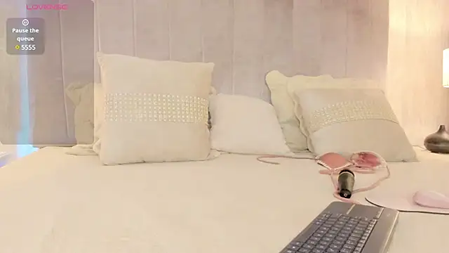 ashlyestone online show from March 1, 4:15 am