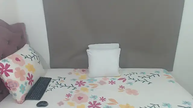 Snapshot of kimberlyjamexxx chatting on June 3, 4:04 am kimberlyjamexxx online show from June 3, 4:04 am