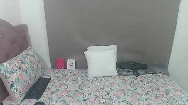 Snapshot of kimberlyjamexxx chatting on June 15, 10:12 pm kimberlyjamexxx online show from June 15, 10:12 pm