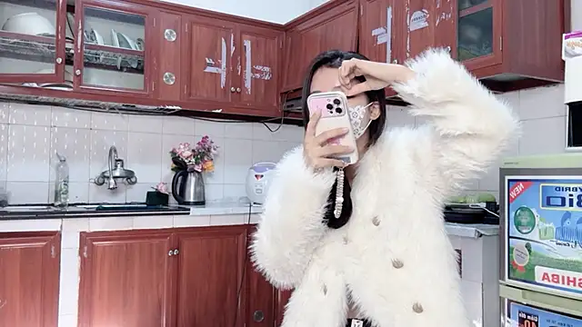 Snapshot of LyLy_Office chatting on March 10, 3:11 am LyLy Office online show from March 10, 3:11 am