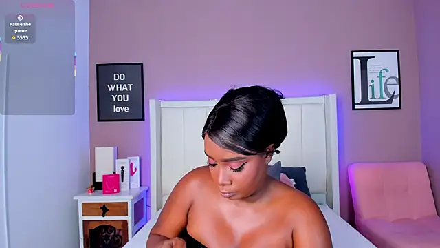 Britanymooree online show from November 12, 7:46 pm