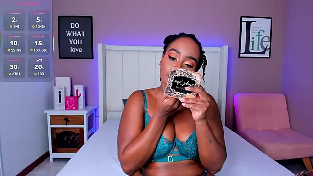 Britanymooree online show from December 18, 8:04 pm