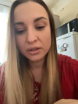 Snapshot of OlgaBuzzz chatting on February 6, 3:48 am OlgaBuzzz online show from February 6, 3:48 am